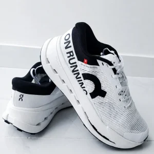 Diseñadas para ofrecer la máxima amortiguación y retorno de energía en cada pisada. Con tecnología Helion™ superfoam y el icónico diseño de la suela CloudTec®, estas zapatillas combina alto rendimiento deportivo con un estilo moderno e imponente.
