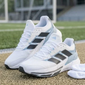 Lleva tu rendimiento y estilo al siguiente nivel Diseñados para brindarle a tus pies el soporte y la amortiguación que necesitan, estos tenis deportivos Adidas combinan una silueta moderna con tecnología pensada para el uso diario y el entrenamiento. Con un exterior en malla transpirable blanca súper ligera y detalles en contraste negro y azul claro/gris, garantizan máxima ventilación para mantener tus pies frescos durante todo el día. Su suela de alta tracción y mediasuela acolchada absorben cada impacto, brindándote una pisada suave y estable en todo tipo de terreno.
