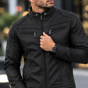 Hombre usando chaqueta biker negra de ecocuero con cuello mao y bolsillos con cierre